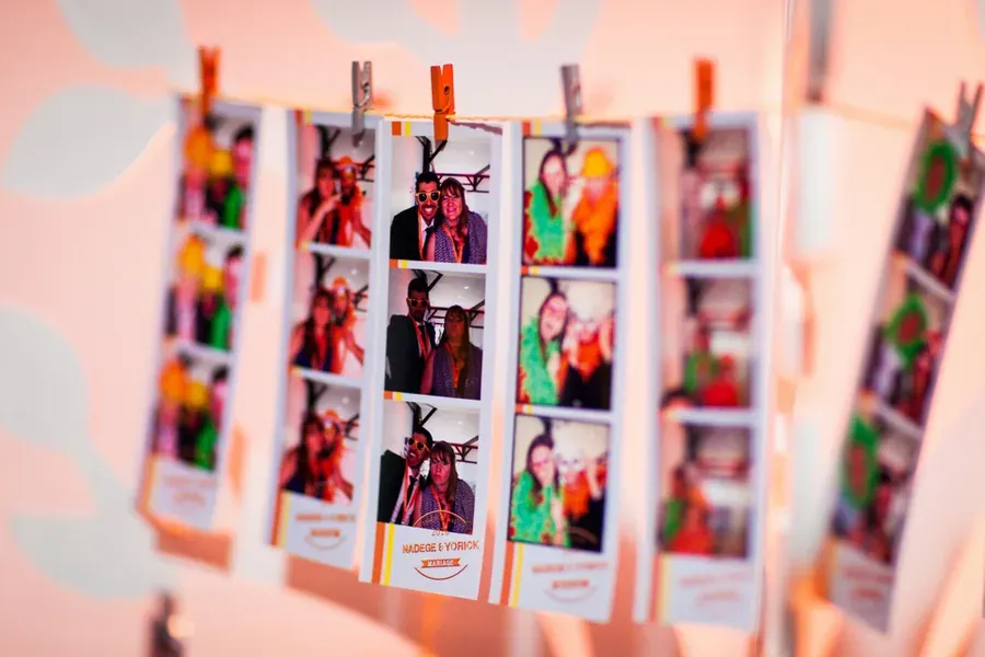 Bandes de tirages photomaton suspendues à un fil avec des pinces à linge