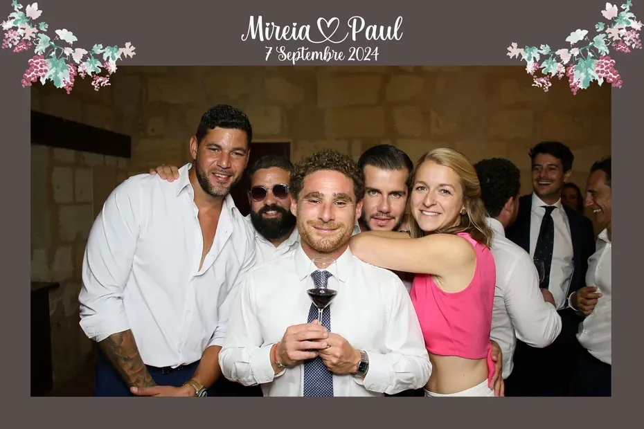 Masque d'impression photobooth, mariage : un décor floral qui encadre toute la photo